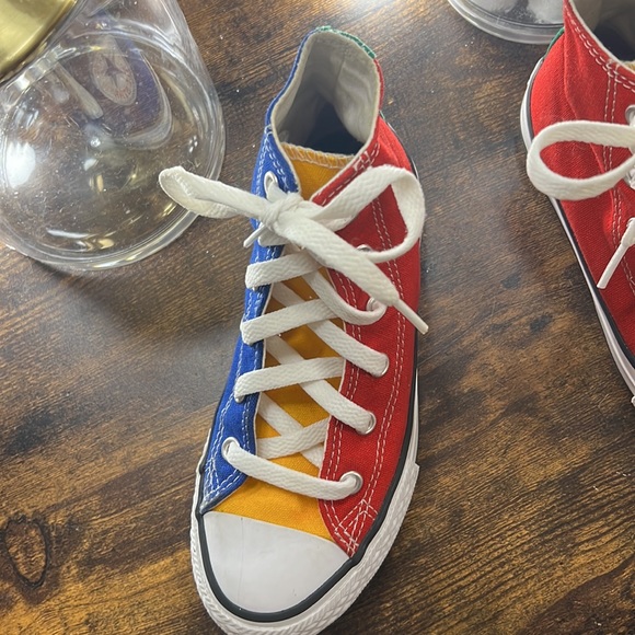 Red & blue converse kid’s size 1 my daughter wears a 2 and fit her perfect ‼️ - Picture 4 of 7